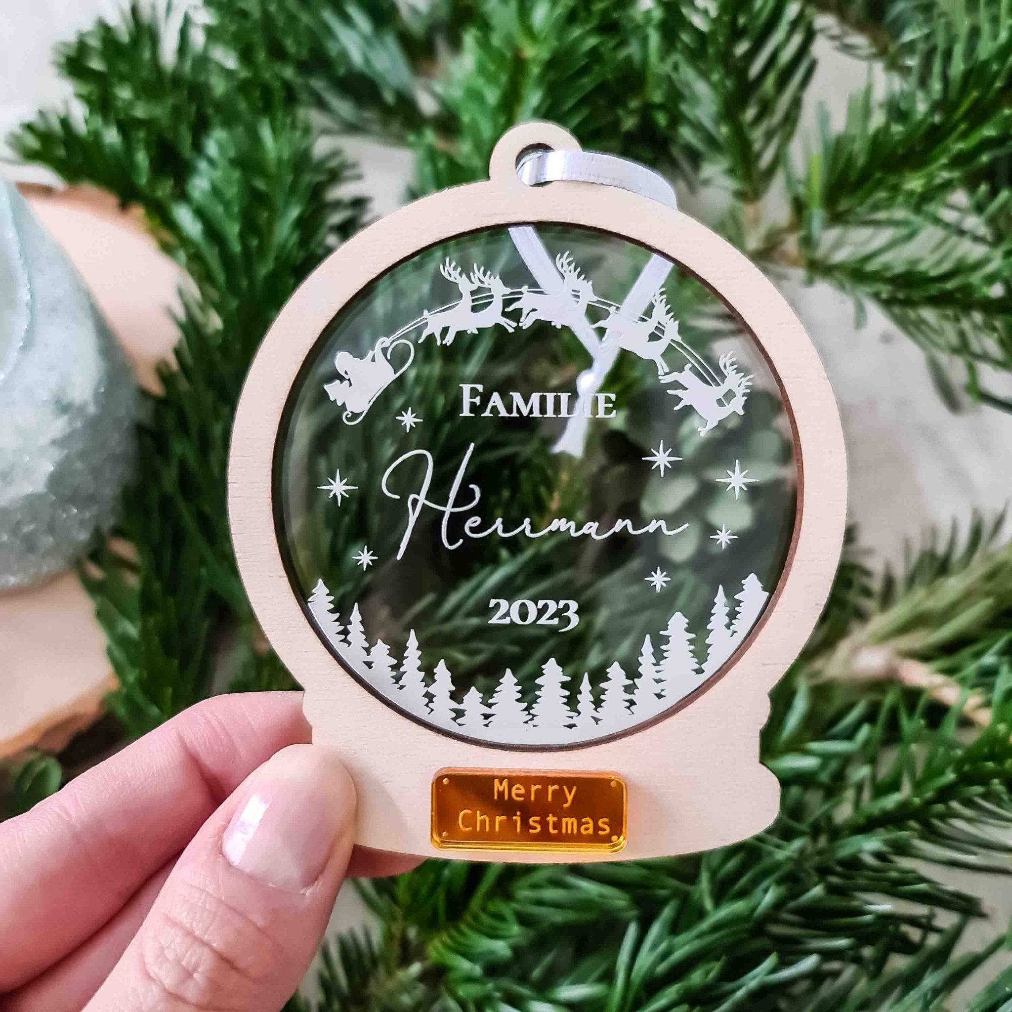 Personalisierte Weihnachtskugel für die Familie aus Holz – Suzu Papers