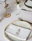 Platzkarte silber mit dem Namen . Schriftzug in Schreibschrift aus Spiegel-Acryl dient der Tischdekoration zur Hochzeit.