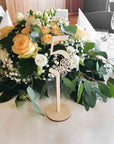 Tischnummern Hochzeit Holz mit Blumen Motiv für Sitzplan - Suzu Papers