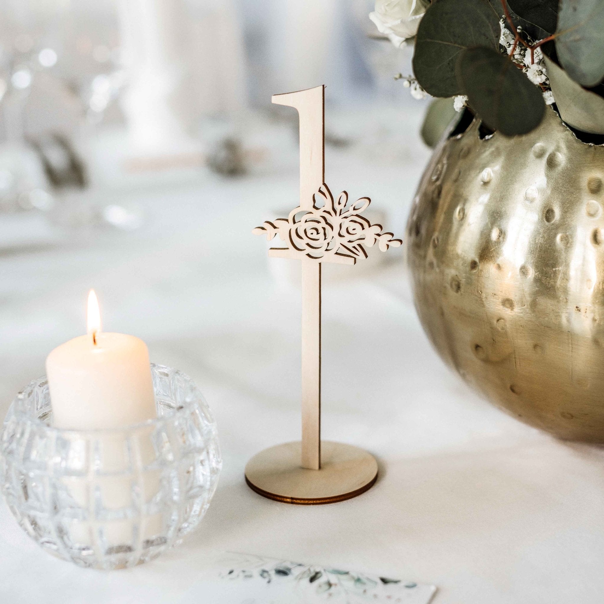 Tischnummern Hochzeit Holz mit Blumen Motiv für Sitzplan - Suzu Papers