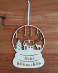 Weihnachtskugel Anhänger mit Schneekugel-Motiv - Suzu Papers