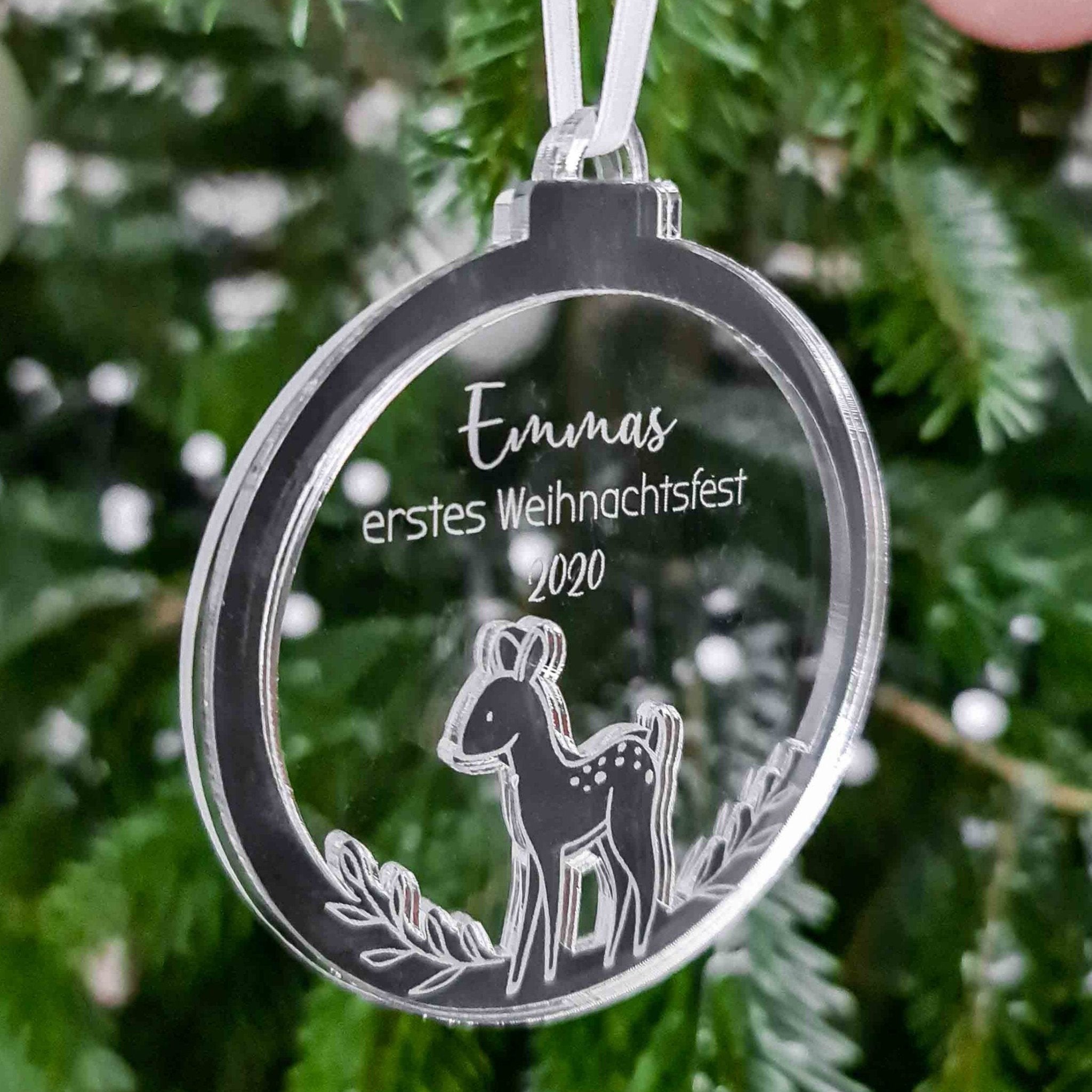 Personalisierte Weihnachtskugel Baby mit Reh aus Acryl – Suzu Papers