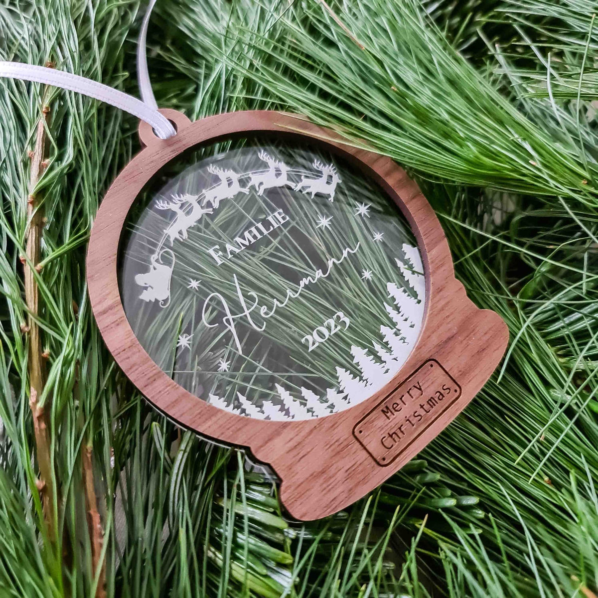 Personalisierte Weihnachtskugel für die Familie aus Holz – Suzu Papers