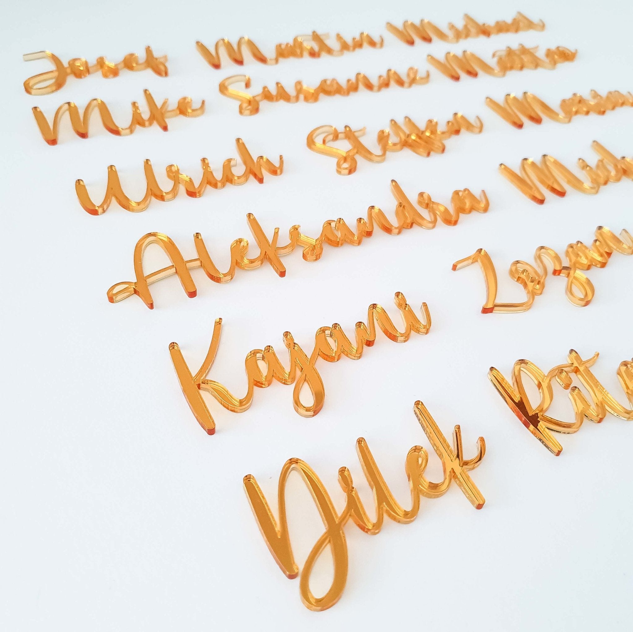 Platzkarte aus Acrylgold mit individuellen Namen - Suzu Papers