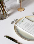 Suzu Papers Platzkarte zur Hochzeit mit Namen. Der silberne Schriftzug mit Namen ist über dem Teller als Tischdekoration