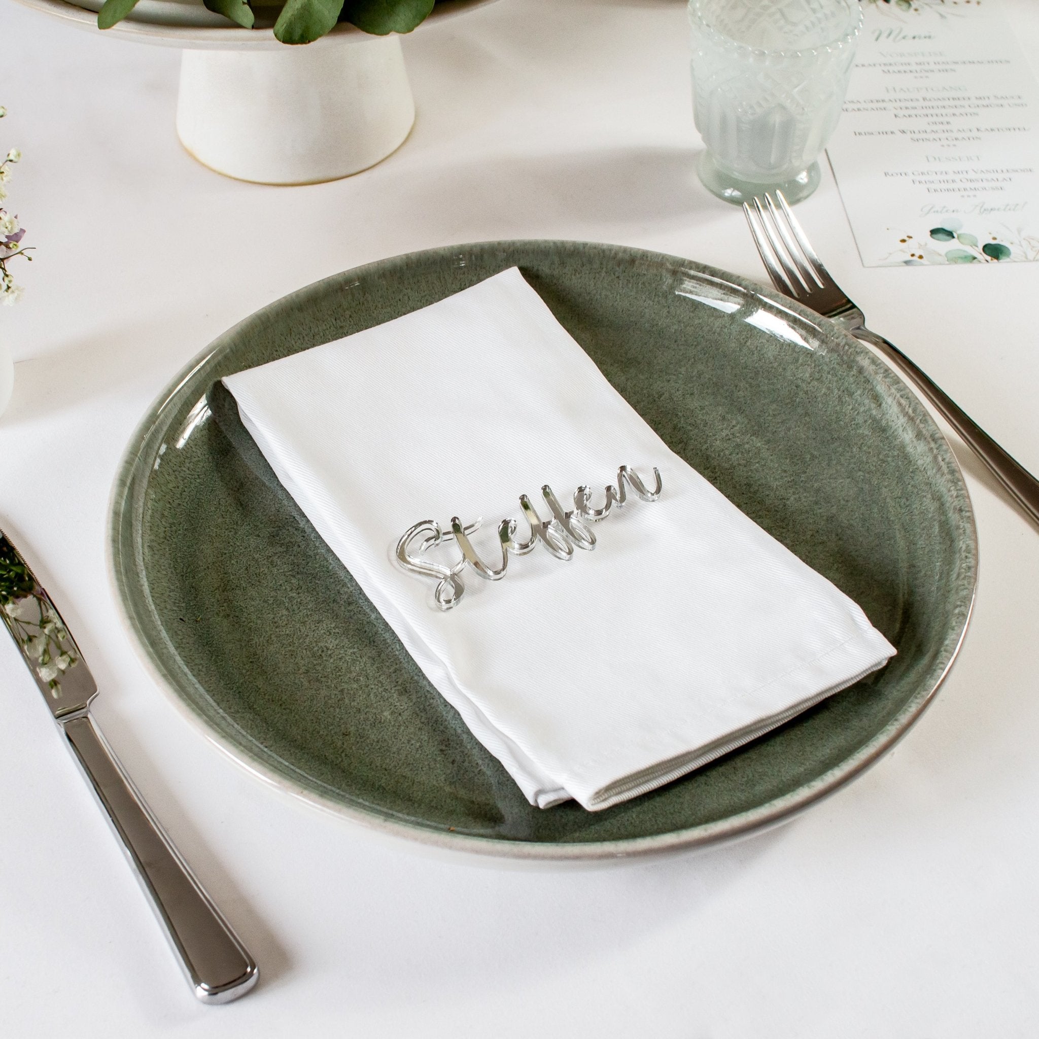 Tischkarte Silber Acryl liegend auf einen Teller mit Serviette  zur Tischdekoration Hochzeit