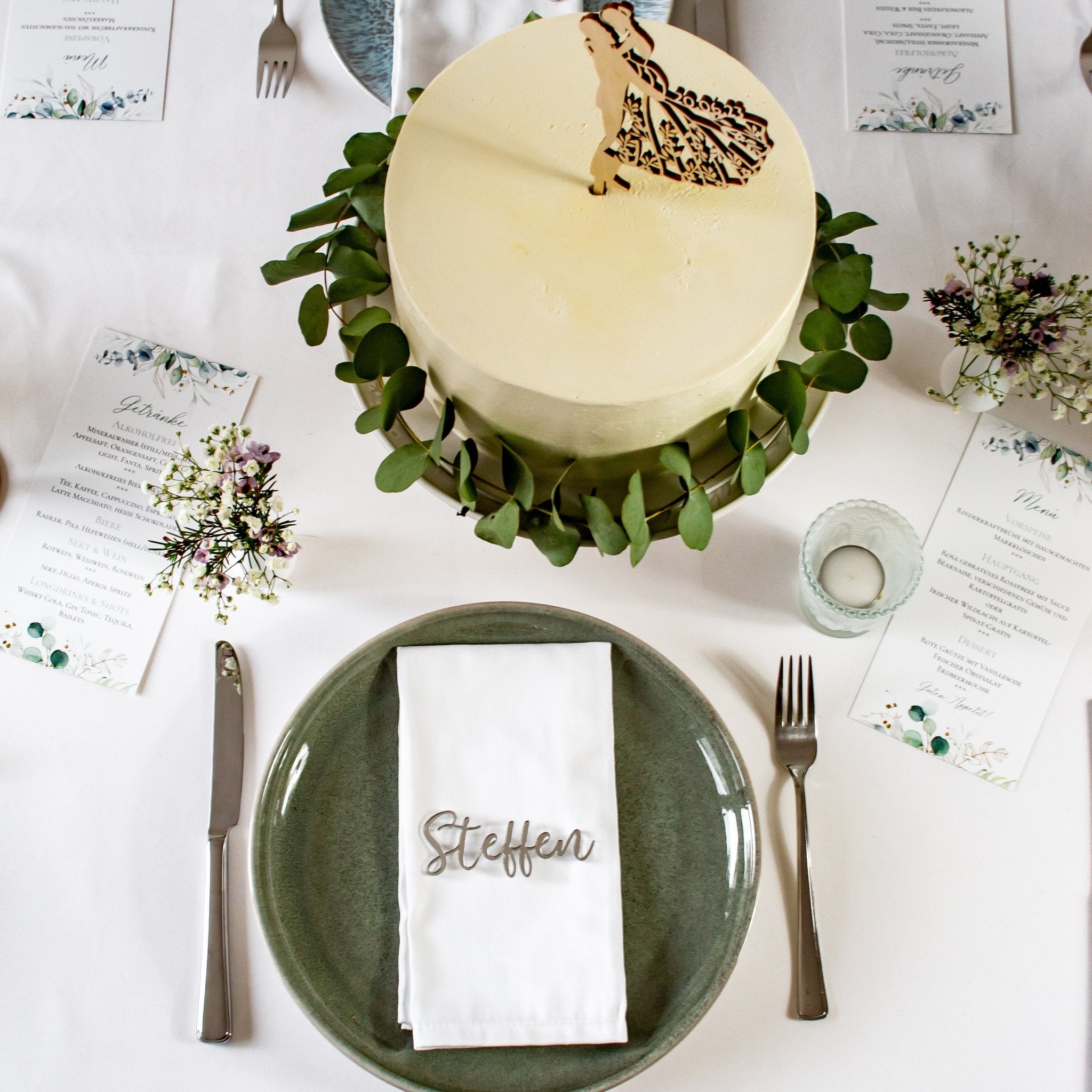 Hochzeitstisch dekoriert zur Hochzeitsfeier. Namensschild aus silbernen Acryl mit dem Namen &quot;Steffen&quot; als Tischdeko.