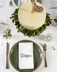 Hochzeitstisch dekoriert zur Hochzeitsfeier. Namensschild aus silbernen Acryl mit dem Namen "Steffen" als Tischdeko.