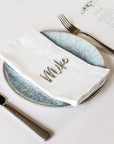 Namensschild mit Gästenamen als Tischdekoration zur Hochzeit. Schriftzug in Spiegelacryl silber