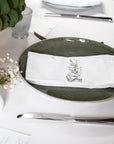 Silbernes Namenskärtchen aus Acryl zur Hochzeitsdekoration. Name in Schreibschrift auf einer weißen Serviette