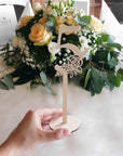 Tischnummern Hochzeit Holz mit Blumen Motiv für Sitzplan - Suzu Papers
