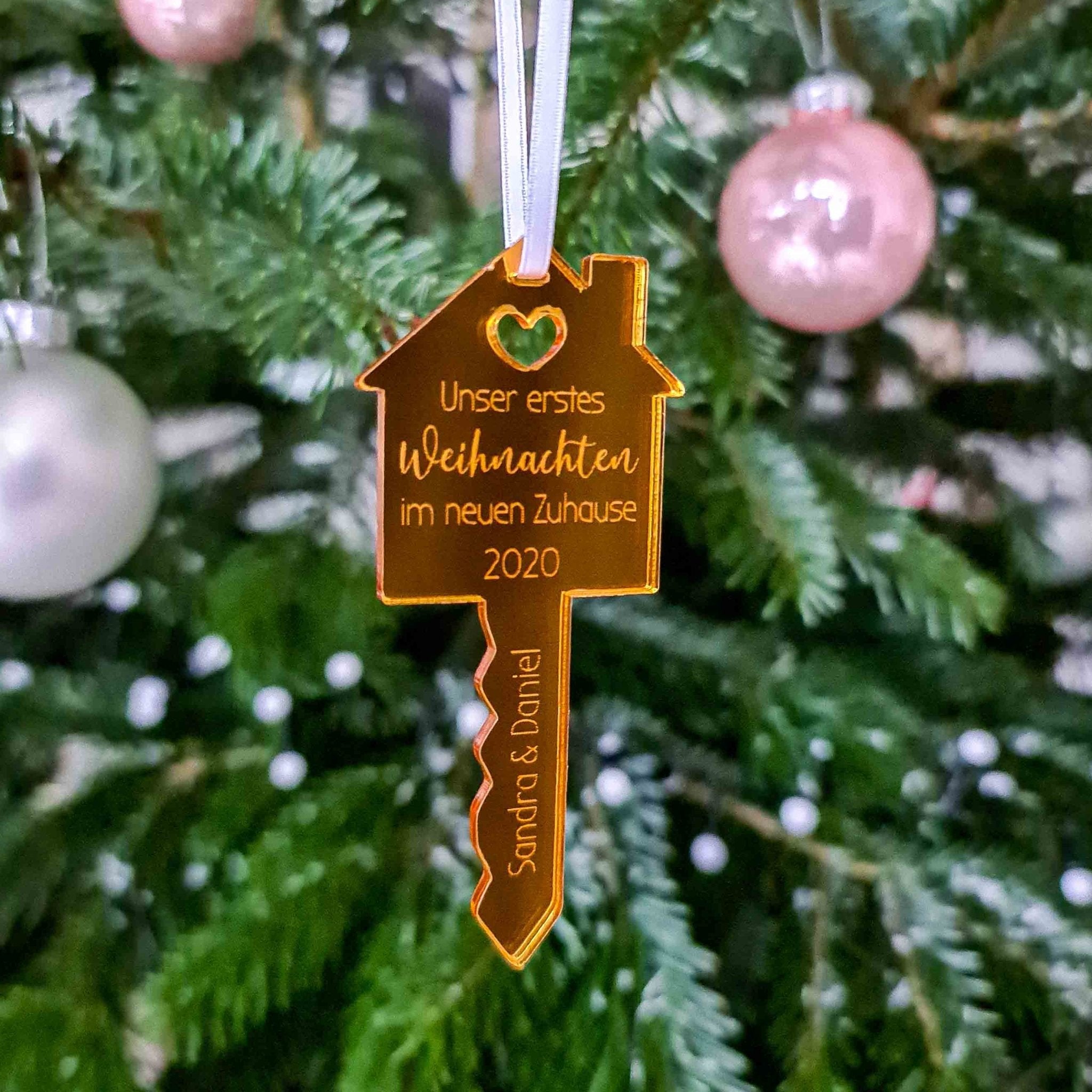 Weihnachten im neuen Zuhause - Weihnachtskugel Schlüssel aus Acryl - Suzu Papers